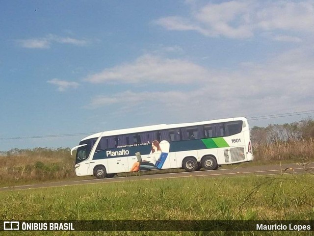 Planalto Transportes 1601 na cidade de Rosário do Sul, Rio Grande do Sul, Brasil, por Mauricio Lopes. ID da foto: 8755386.