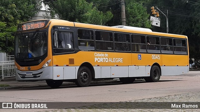 Companhia Carris Porto-Alegrense 0045 na cidade de Porto Alegre, Rio Grande do Sul, Brasil, por Max Ramos. Número da foto: #8757322.