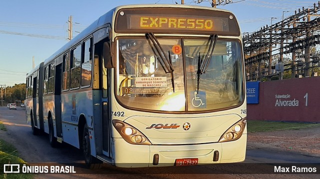 SOUL - Sociedade de Ônibus União Ltda. 7492 na cidade de Alvorada, Rio Grande do Sul, Brasil, por Max Ramos. Número da foto: #8763751.