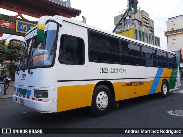 Autobuses sin identificación - Costa Rica  na cidade de Catedral, San José, San José, Costa Rica, por Andrés Martínez Rodríguez. Número da foto: #8714637.