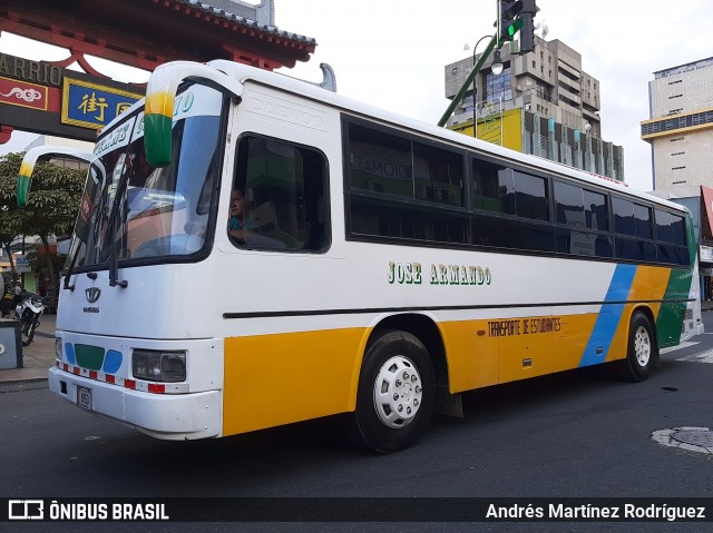 Autobuses sin identificación - Costa Rica  na cidade de Catedral, San José, San José, Costa Rica, por Andrés Martínez Rodríguez. ID da foto: 8714637.