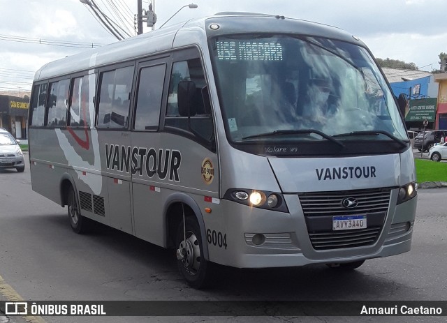 VansTour Transportes 6004 na cidade de Curitiba, Paraná, Brasil, por Amauri Caetano. Número da foto: #8717849.