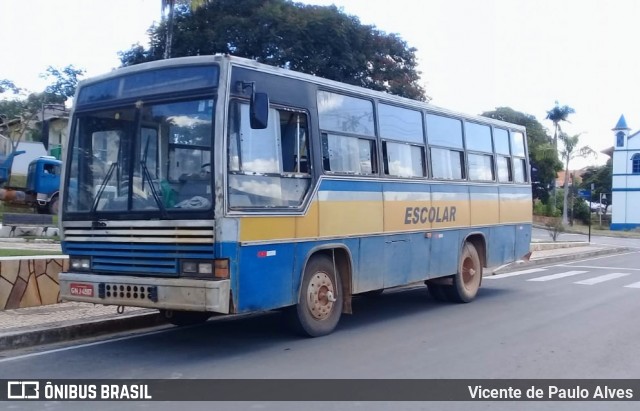 Escolares 4507 na cidade de Santana de Pirapama, Minas Gerais, Brasil, por Vicente de Paulo Alves. ID da foto: 8780330.