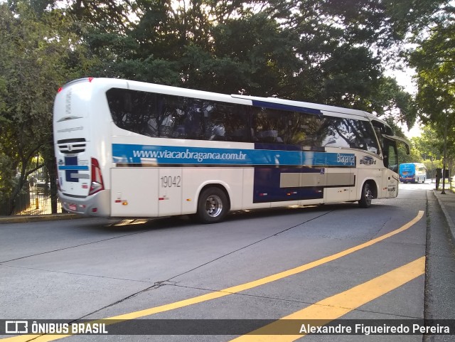 Auto Viação Bragança 19042 na cidade de São Paulo, São Paulo, Brasil, por Alexandre Figueiredo Pereira. Número da foto: #8804808.