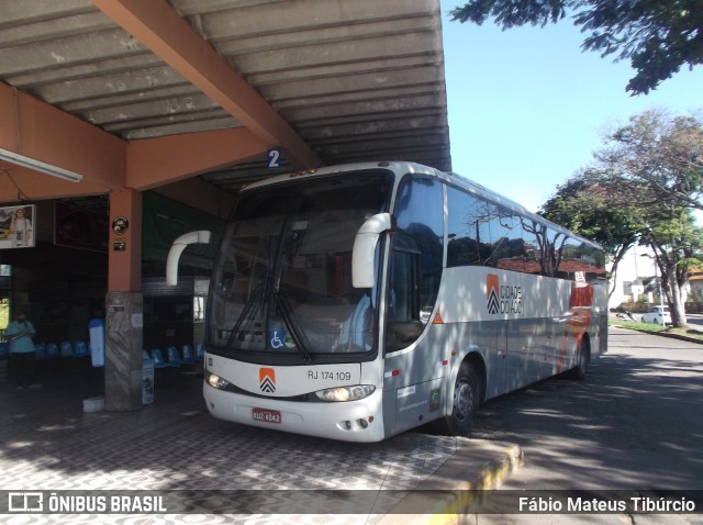 Viação Cidade do Aço RJ 174.109 na cidade de Três Corações, Minas Gerais, Brasil, por Fábio Mateus Tibúrcio. ID da foto: 8809632.