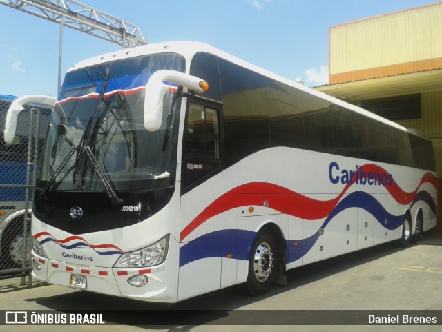 Caribeños LB 2071 na cidade de Cinco Esquinas, Tibás, San José, Costa Rica, por Daniel Brenes. ID da foto: 8809199.