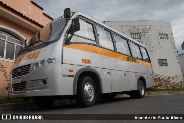 Ônibus Particulares 1707/01 na cidade de Entre Rios de Minas, Minas Gerais, Brasil, por Vicente de Paulo Alves. ID da foto: 8819582.