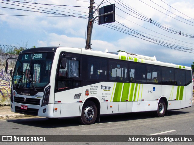 Otrantur Transporte e Turismo 19-042 na cidade de São Vicente, São Paulo, Brasil, por Adam Xavier Rodrigues Lima. ID da foto: 8826622.