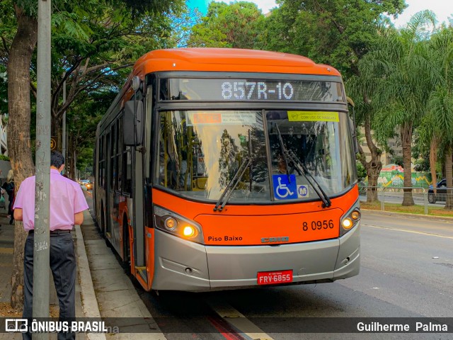 TRANSPPASS - Transporte de Passageiros 8 0956 na cidade de São Paulo, São Paulo, Brasil, por Guilherme  Palma. ID da foto: 8830417.