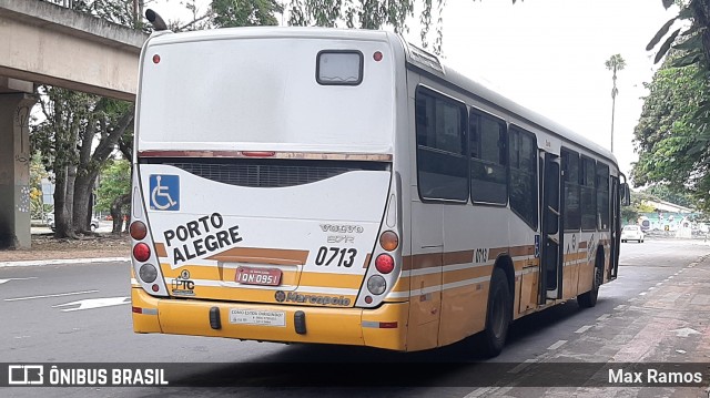 Companhia Carris Porto-Alegrense 0713 na cidade de Porto Alegre, Rio Grande do Sul, Brasil, por Max Ramos. Número da foto: #8834528.