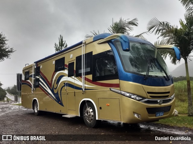Motorhomes 2242 na cidade de Itati, Rio Grande do Sul, Brasil, por Daniel Guardiola. Número da foto: #8836388.