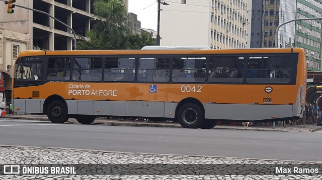 Companhia Carris Porto-Alegrense 0042 na cidade de Porto Alegre, Rio Grande do Sul, Brasil, por Max Ramos. Número da foto: #8843482.