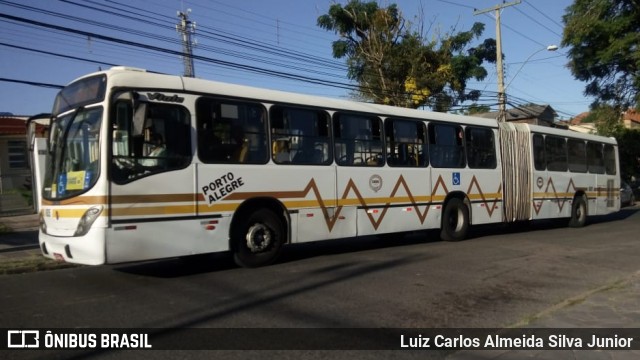 Companhia Carris Porto-Alegrense 0805 na cidade de Porto Alegre, Rio Grande do Sul, Brasil, por Luiz Carlos Almeida Silva Junior. ID da foto: 8846544.