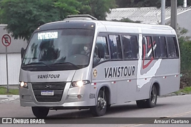 VansTour Transportes 6004 na cidade de Curitiba, Paraná, Brasil, por Amauri Caetano. Número da foto: #8846502.