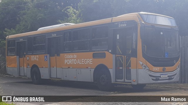 Companhia Carris Porto-Alegrense 0042 na cidade de Porto Alegre, Rio Grande do Sul, Brasil, por Max Ramos. Número da foto: #8862862.