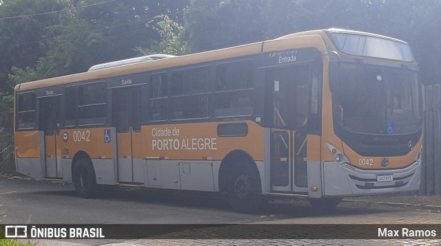 Companhia Carris Porto-Alegrense 0042 na cidade de Porto Alegre, Rio Grande do Sul, Brasil, por Max Ramos. ID da foto: 8862862.