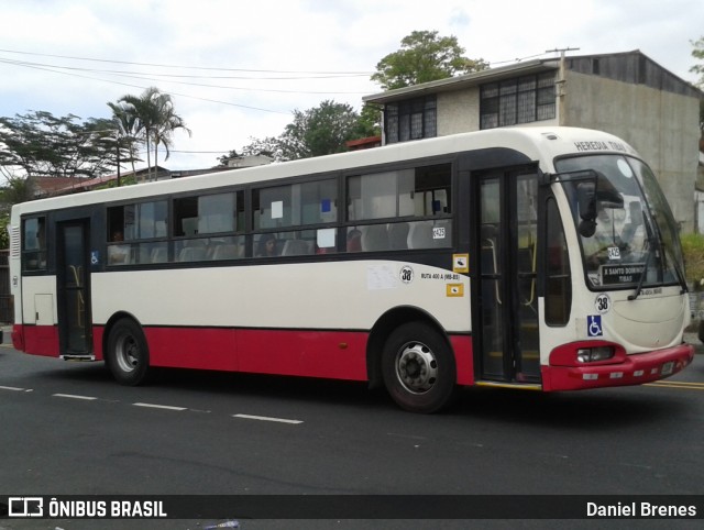 Microbuses Rapidas Heredianas 38 na cidade de Cinco Esquinas, Tibás, San José, Costa Rica, por Daniel Brenes. Número da foto: #8794948.