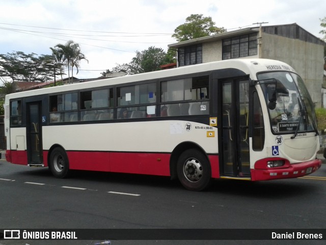 Microbuses Rapidas Heredianas 38 na cidade de Cinco Esquinas, Tibás, San José, Costa Rica, por Daniel Brenes. ID da foto: 8794948.