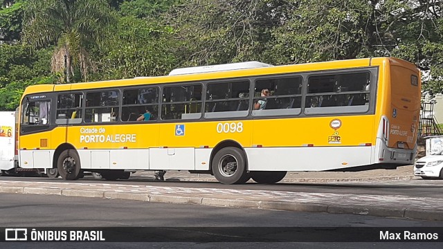 Companhia Carris Porto-Alegrense 0098 na cidade de Porto Alegre, Rio Grande do Sul, Brasil, por Max Ramos. Número da foto: #8796210.