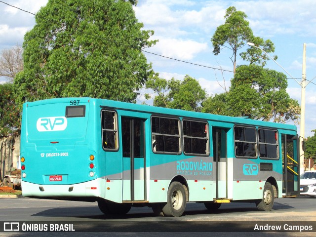 Rodoviário Lamounier 587 na cidade de Várzea da Palma, Minas Gerais, Brasil, por Andrew Campos. ID da foto: 8902659.