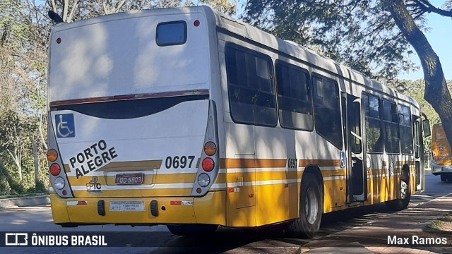 Companhia Carris Porto-Alegrense 0697 na cidade de Porto Alegre, Rio Grande do Sul, Brasil, por Max Ramos. Número da foto: #8943337.