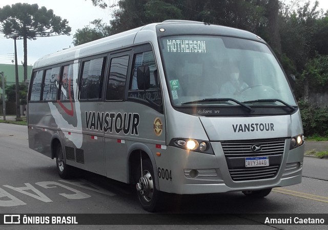 VansTour Transportes 6004 na cidade de Curitiba, Paraná, Brasil, por Amauri Caetano. Número da foto: #8949393.