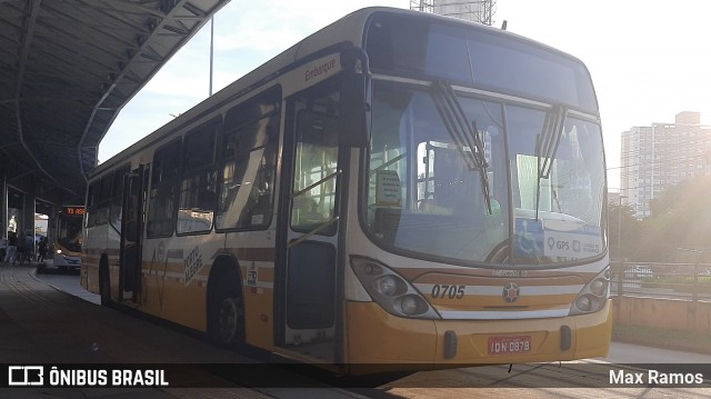 Companhia Carris Porto-Alegrense 0705 na cidade de Porto Alegre, Rio Grande do Sul, Brasil, por Max Ramos. Número da foto: #8877748.
