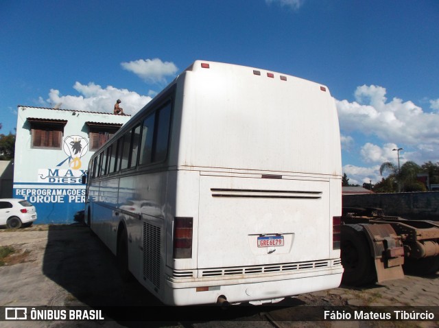 Ônibus Particulares 6E79 na cidade de Três Corações, Minas Gerais, Brasil, por Fábio Mateus Tibúrcio. Número da foto: #8890381.