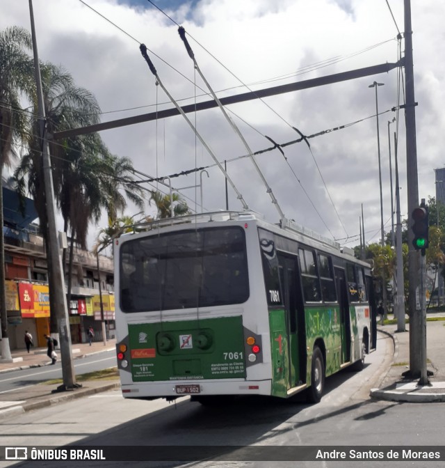 Metra - Sistema Metropolitano de Transporte 7061 na cidade de São Bernardo do Campo, São Paulo, Brasil, por Andre Santos de Moraes. ID da foto: 8889818.