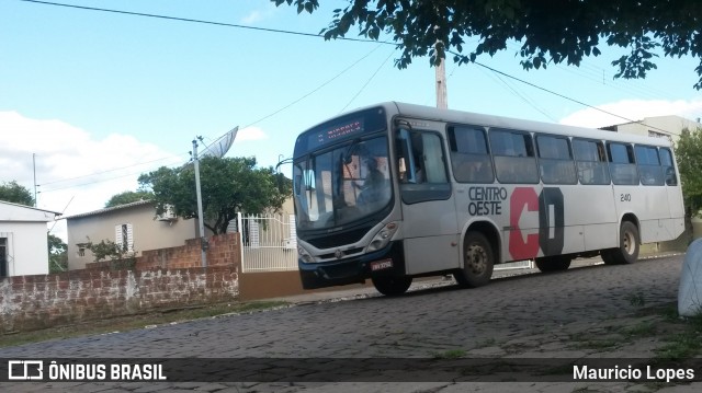 Viação Centro Oeste 240 na cidade de Santiago, Rio Grande do Sul, Brasil, por Mauricio Lopes. Número da foto: #8986017.