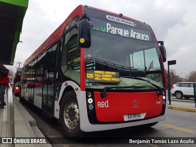 Redbus Urbano 767 na cidade de Las Condes, Santiago, Metropolitana de Santiago, Chile, por Benjamín Tomás Lazo Acuña. Número da foto: #9010120.