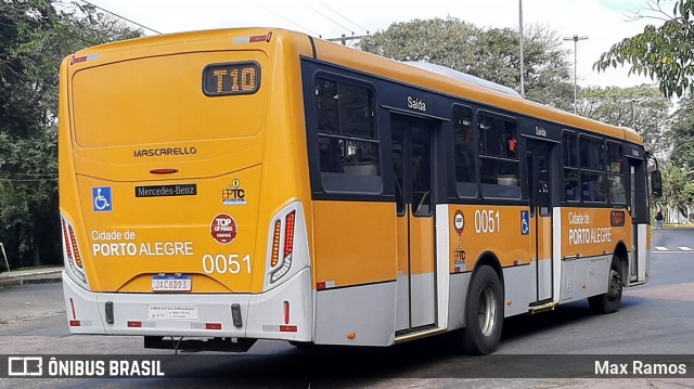 Companhia Carris Porto-Alegrense 0051 na cidade de Porto Alegre, Rio Grande do Sul, Brasil, por Max Ramos. Número da foto: #9012923.