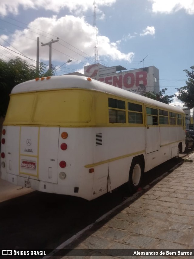 Ônibus Particulares 01 na cidade de Santa Cruz do Capibaribe, Pernambuco, Brasil, por Alessandro de Bem Barros. Número da foto: #9016636.