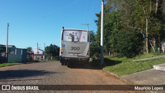 Viação Centro Oeste 300 na cidade de Santiago, Rio Grande do Sul, Brasil, por Mauricio Lopes. ID da foto: 8969052.