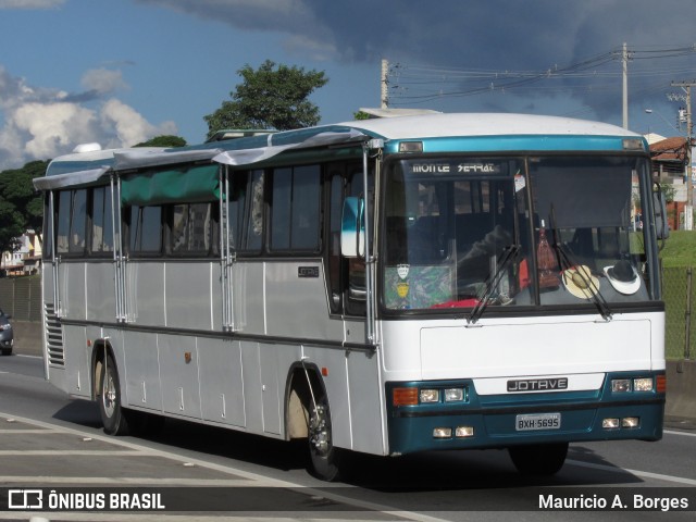 Motorhomes 5695 na cidade de Taubaté, São Paulo, Brasil, por Mauricio A. Borges. Número da foto: #8970031.
