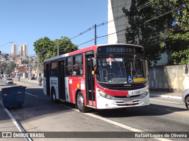 Pêssego Transportes 4 7096 na cidade de São Paulo, São Paulo, Brasil, por Rafael Lopes de Oliveira. ID da foto: 8969379.