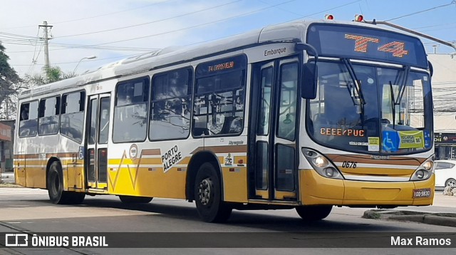 Companhia Carris Porto-Alegrense 0676 na cidade de Porto Alegre, Rio Grande do Sul, Brasil, por Max Ramos. Número da foto: #9070125.