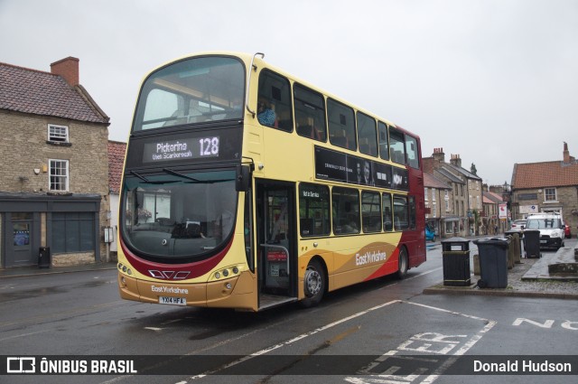 East Yorkshire Motor Services 783 na cidade de Helmsley, North Yorkshire, Inglaterra, por Donald Hudson. Número da foto: #9073881.