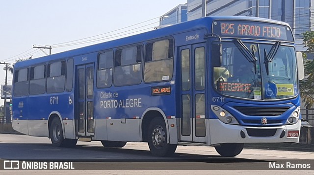 SOPAL - Sociedade de Ônibus Porto-Alegrense Ltda. 6711 na cidade de Porto Alegre, Rio Grande do Sul, Brasil, por Max Ramos. Número da foto: #9092489.