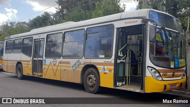 Companhia Carris Porto-Alegrense 0688 na cidade de Porto Alegre, Rio Grande do Sul, Brasil, por Max Ramos. Número da foto: #9102125.