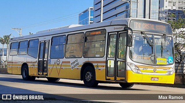 Companhia Carris Porto-Alegrense 0717 na cidade de Porto Alegre, Rio Grande do Sul, Brasil, por Max Ramos. Número da foto: #9107545.
