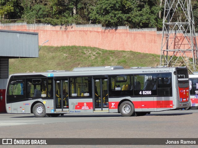 Express Transportes Urbanos Ltda 4 8266 na cidade de São Paulo, São Paulo, Brasil, por Jonas Ramos. ID da foto: 9117916.