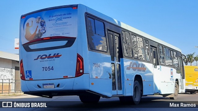 SOUL - Sociedade de Ônibus União Ltda. 7054 na cidade de Porto Alegre, Rio Grande do Sul, Brasil, por Max Ramos. ID da foto: 9121364.