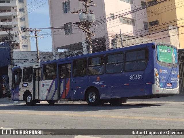 Empresa de Ônibus Vila Galvão 30.561 na cidade de São Paulo, São Paulo, Brasil, por Rafael Lopes de Oliveira. ID da foto: 9049387.