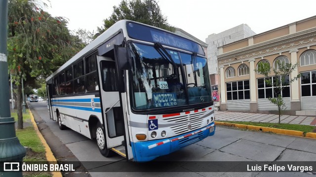 Buses Guadalupe 143 na cidade de Carmen, San José, San José, Costa Rica, por Luis Felipe Vargas. ID da foto: 9052679.