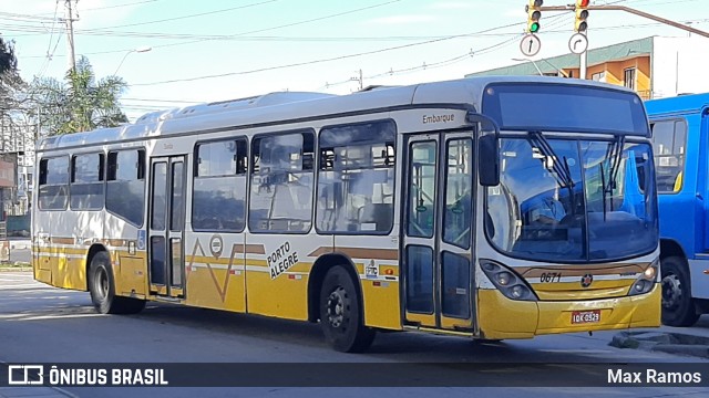 Companhia Carris Porto-Alegrense 0671 na cidade de Porto Alegre, Rio Grande do Sul, Brasil, por Max Ramos. Número da foto: #9158999.