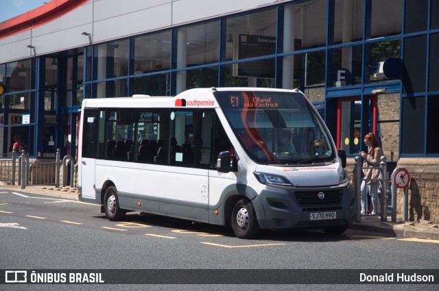 South Pennine Community Transport 235 na cidade de Brighouse, West Yorkshire, Inglaterra, por Donald Hudson. ID da foto: 9177460.