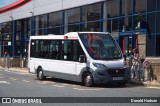 South Pennine Community Transport 235 na cidade de Brighouse, West Yorkshire, Inglaterra, por Donald Hudson. ID da foto: :id.