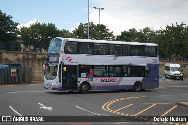 First Leeds 37124 na cidade de Huddersfield, West Yorkshire, Inglaterra, por Donald Hudson. Número da foto: #9179941.