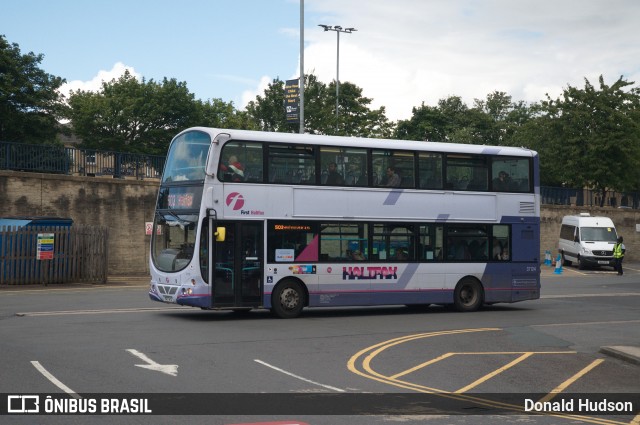 First Leeds 37124 na cidade de Huddersfield, West Yorkshire, Inglaterra, por Donald Hudson. ID da foto: 9179941.